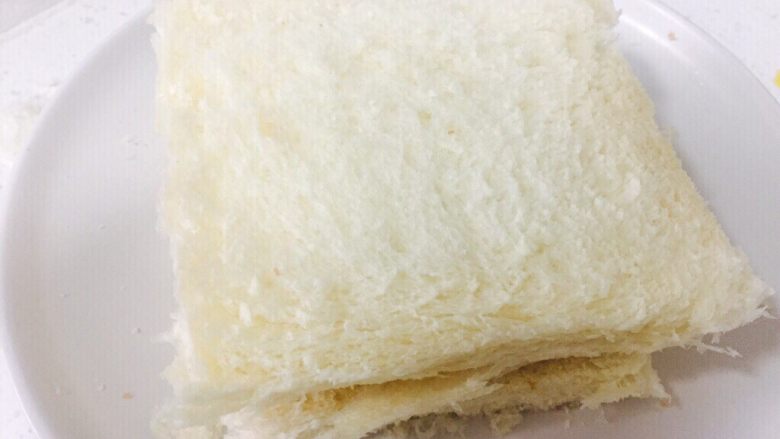 简单三明治,放上另外一块吐司覆盖奶酪