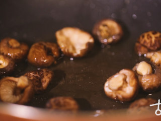 【醉香蕈】一颗喝醉的香菇，拯救换季不安的食欲,香菇入油锅煸炒，加香菇水熬煮至汤汁收干；