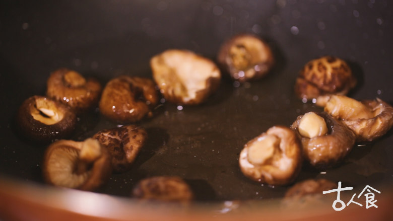【醉香蕈】一颗喝醉的香菇，拯救换季不安的食欲,香菇入油锅煸炒，加香菇水熬煮至汤汁收干；