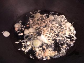 蒜苔炒肉丝,锅中倒入底油加入放入葱姜蒜爆香
