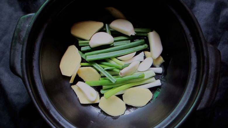 七喜柠檬排骨煲,砂锅锅内放入姜片，蒜瓣，葱根