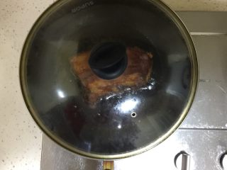梅菜扣肉,注意将肉下油锅时要立即盖上锅盖，以免油四处飞溅，一定要小心不要被烫伤。