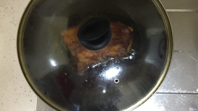 梅菜扣肉,注意将肉下油锅时要立即盖上锅盖，以免油四处飞溅，一定要小心不要被烫伤。