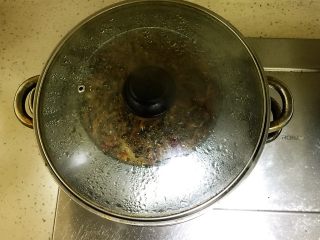 梅菜扣肉,放入蒸锅中大火烧开转中火蒸2个小时即可。如果用高压锅的话，30分钟就可以了。