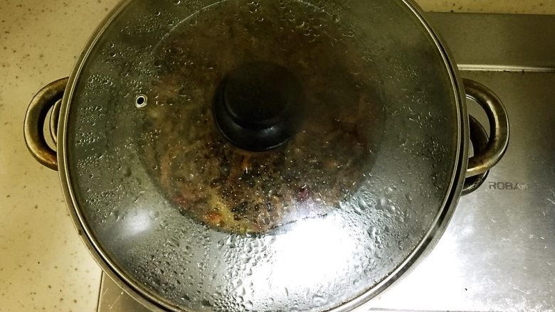 梅菜扣肉,放入蒸锅中大火烧开转中火蒸2个小时即可。如果用高压锅的话，30分钟就可以了。