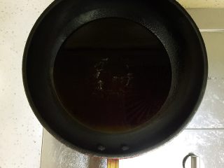 梅菜扣肉,锅中加入食用油。多放一点油，炸肉用。