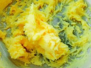 花生小小酥,用电动打蛋器打至黄油蓬松发白，体积变大。