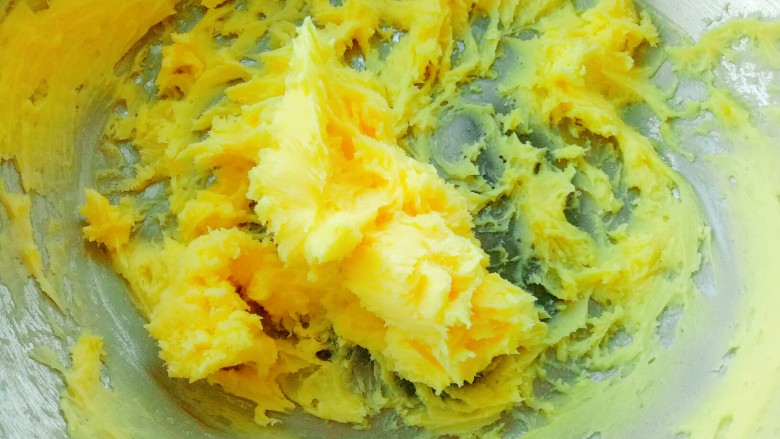 花生小小酥,用电动打蛋器打至黄油蓬松发白，体积变大。
