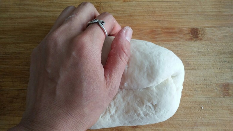 猪肉洋葱馅饼,在搅拌均匀至无干粉时置于面板上用力揉匀，让水份和面粉充分结合。