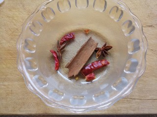 红焖黄豆猪蹄,桂皮八角和干辣椒