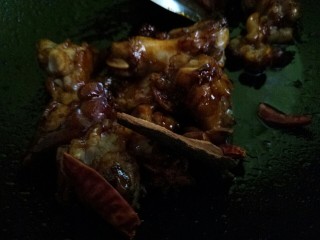 红焖黄豆猪蹄,然后把桂皮干辣椒和八角放进去炒香