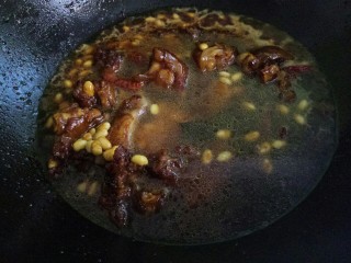 红焖黄豆猪蹄,填水，没过食材