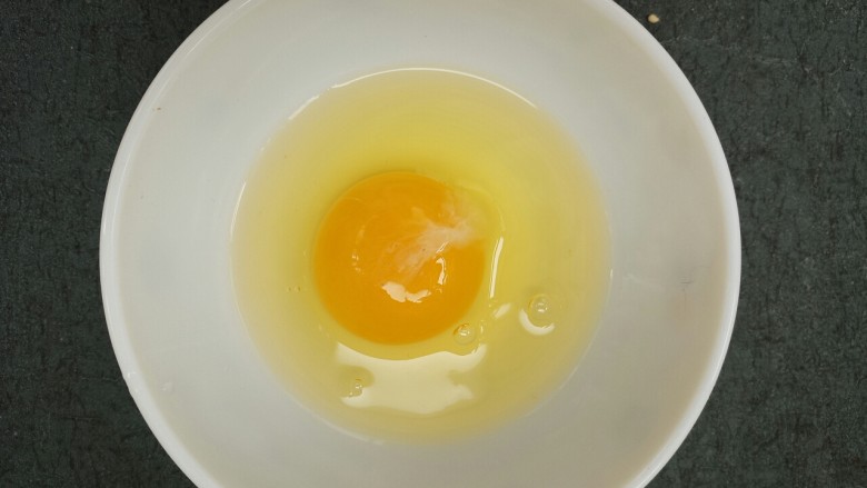 玉米鸡蛋汤羹,打入碗里