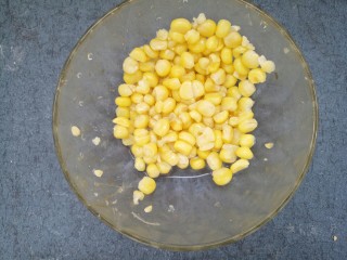 玉米鸡蛋汤羹,先准备一小碗玉米粒，是煮熟的玉米粒