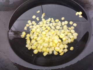 玉米鸡蛋汤羹,把玉米放进锅里