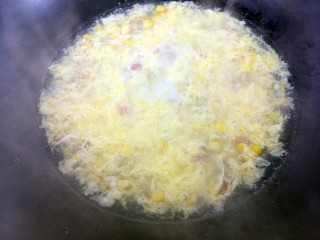 玉米鸡蛋汤羹,用筷子迅速搅拌，把鸡蛋打碎