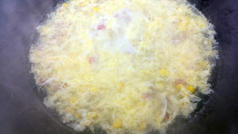玉米鸡蛋汤羹,用筷子迅速搅拌，把鸡蛋打碎