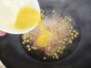 玉米鸡蛋汤羹,然后倒入蛋液