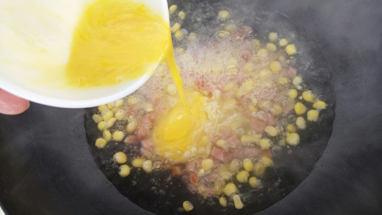 玉米鸡蛋汤羹,然后倒入蛋液