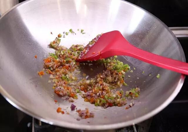 椒盐排骨,锅里加入适量油，爆香葱姜蒜末，然后加入青红椒颗粒和洋葱颗粒翻炒。