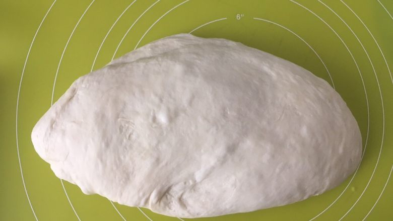 土豆奶酪面包,将面团取出，倒在揉面垫上按压排气