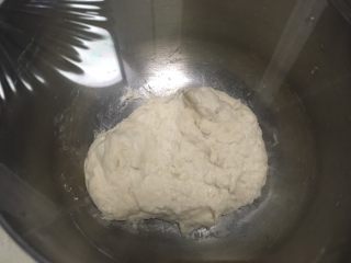 土豆奶酪面包,盖保鲜膜室温发酵一个小时，之后入冰箱冷藏一晚