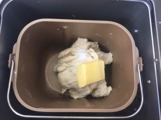 土豆奶酪面包,之后加入盐跟软化的黄油，继续启动揉面程序，将面团揉至扩展阶段