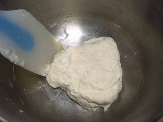土豆奶酪面包,用刮棒将面团翻拌均匀，没有干粉即可