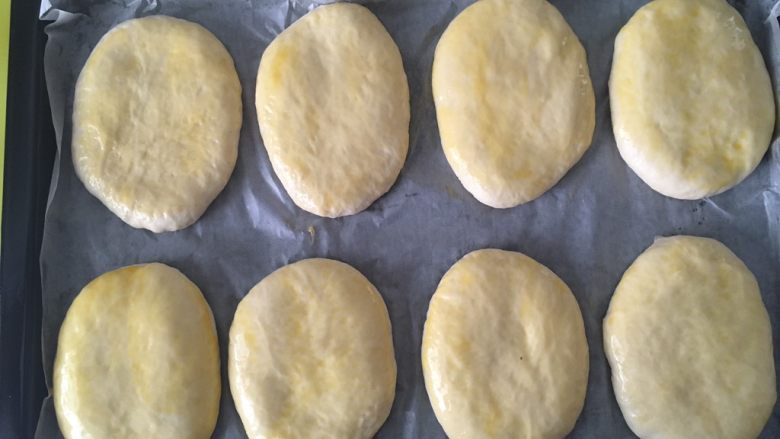 土豆奶酪面包,烤箱预热190度，在面包表面刷上一层全蛋液
