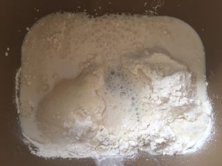 土豆奶酪面包,面包桶内加入高筋面粉，酵母，砂糖跟牛奶