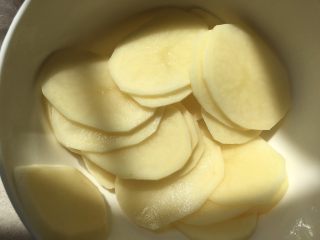 土豆奶酪面包,发酵面团的时间，将土豆去皮，切成0.3厘米厚度的圆片，用水冲洗干净