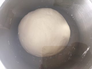 土豆奶酪面包,将面团揉光滑，盖保鲜膜室温发酵至两倍大