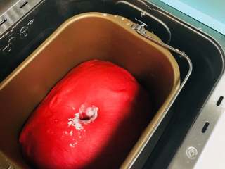 红丝绒金枪鱼沙拉汉堡,基础发酵后，戳洞测试是否发酵完成。