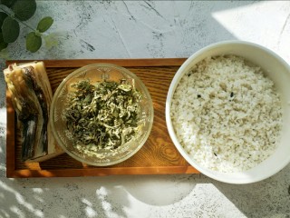 社饭,腊肉，艾叶（用水浸泡1小时），米浸泡好后沥干水。备用。