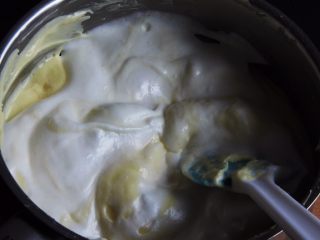半熟芝士蛋糕,蛋白分二次加入到蛋黄糊。