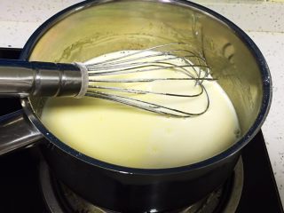 半熟芝士蛋糕,锅子拿到煤气灶上加热至浓稠关火。用蛋抽不断的搅打不要煮糊了。