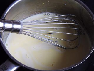半熟芝士蛋糕,现在的状态是牛奶加完后，搅拌均匀。