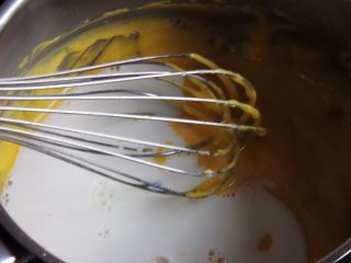 半熟芝士蛋糕,牛奶要加热至温热后，分四次加入到蛋黄糊中搅拌均匀。
