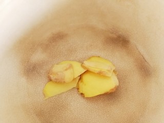 姜汁红薯,砂锅放在炉子上，小火烧热，放入生姜片
