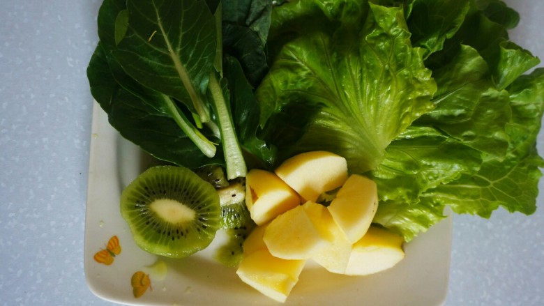 健康果蔬汁,将材料切块洗净