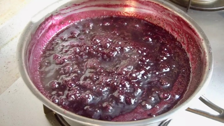 夏黑葡萄果酱,中火熬煮15-20分钟，火不要开太大，熬煮过程需要搅拌，以免糊底