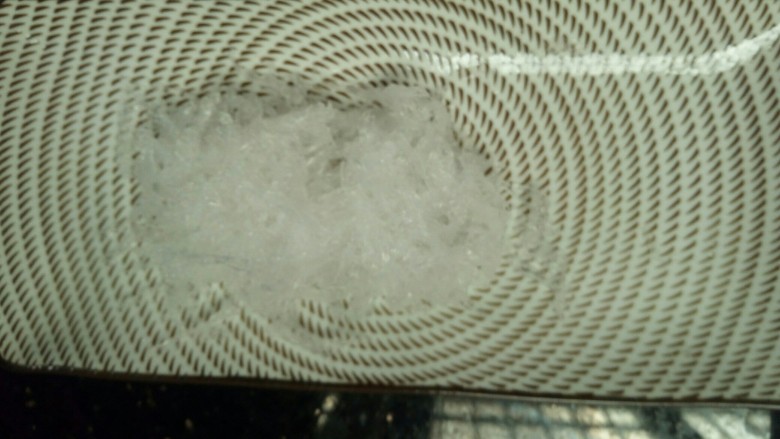 冰糖燕窝,将泡发好的燕窝撕成细条，注意撕的越细越好清洗。
