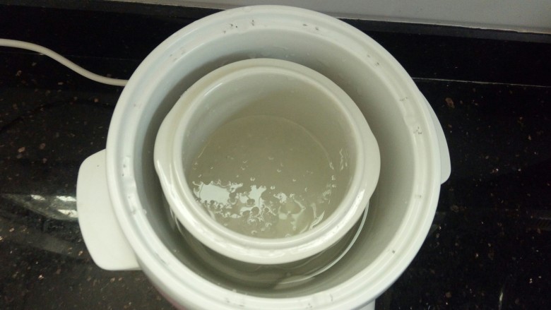 冰糖燕窝,然后把清洗好的燕窝放进炖盅里面，6.4克的干燕窝我加入大约240毫升的纯净水，然后就可以开炖喽。炖煮时间一般为30分钟（炖煮时间需要依据自家的电炖器）
