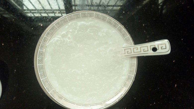 冰糖燕窝,燕窝炖好后，先倒进碗里，6.4克干燕窝炖出了满满的一碗，正常一人一天食用3-5克干燕窝即可。