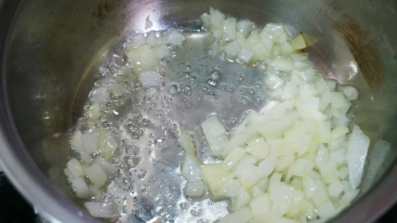 玉米浓汤,锅里加入油，洋葱煸炒至透明