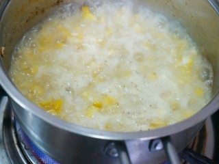 玉米浓汤,煮沸后煮一分钟左右加入盐胡椒，香叶捞出然后离火