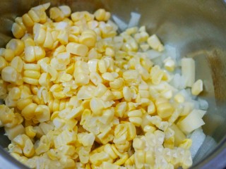 玉米浓汤,将剩下的材料加入锅里翻炒