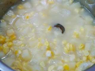 玉米浓汤,加入水