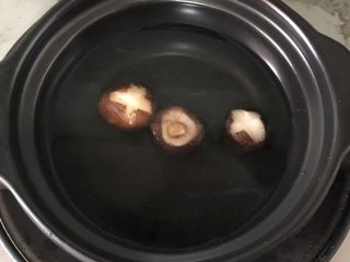 减肥素砂锅,香菇和泡香菇的水一起倒入砂锅，放适量盐，根据锅大小放水，先放半锅