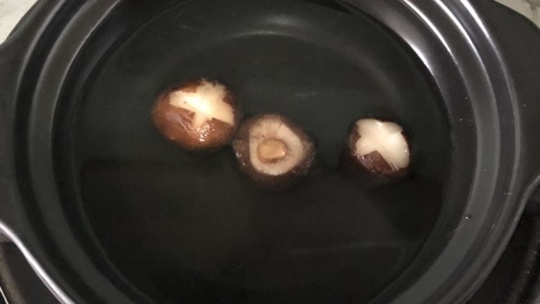 减肥素砂锅,香菇和泡香菇的水一起倒入砂锅，放适量盐，根据锅大小放水，先放半锅